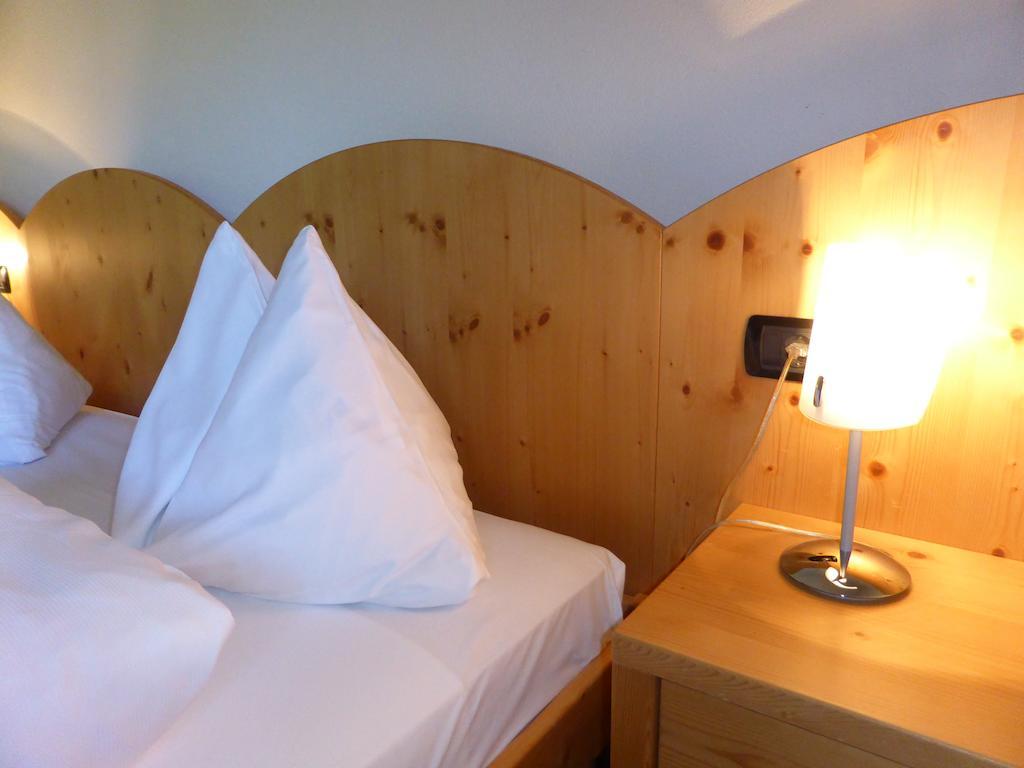 Hotel Dolomiten Weisberg-Taisten Kamer foto