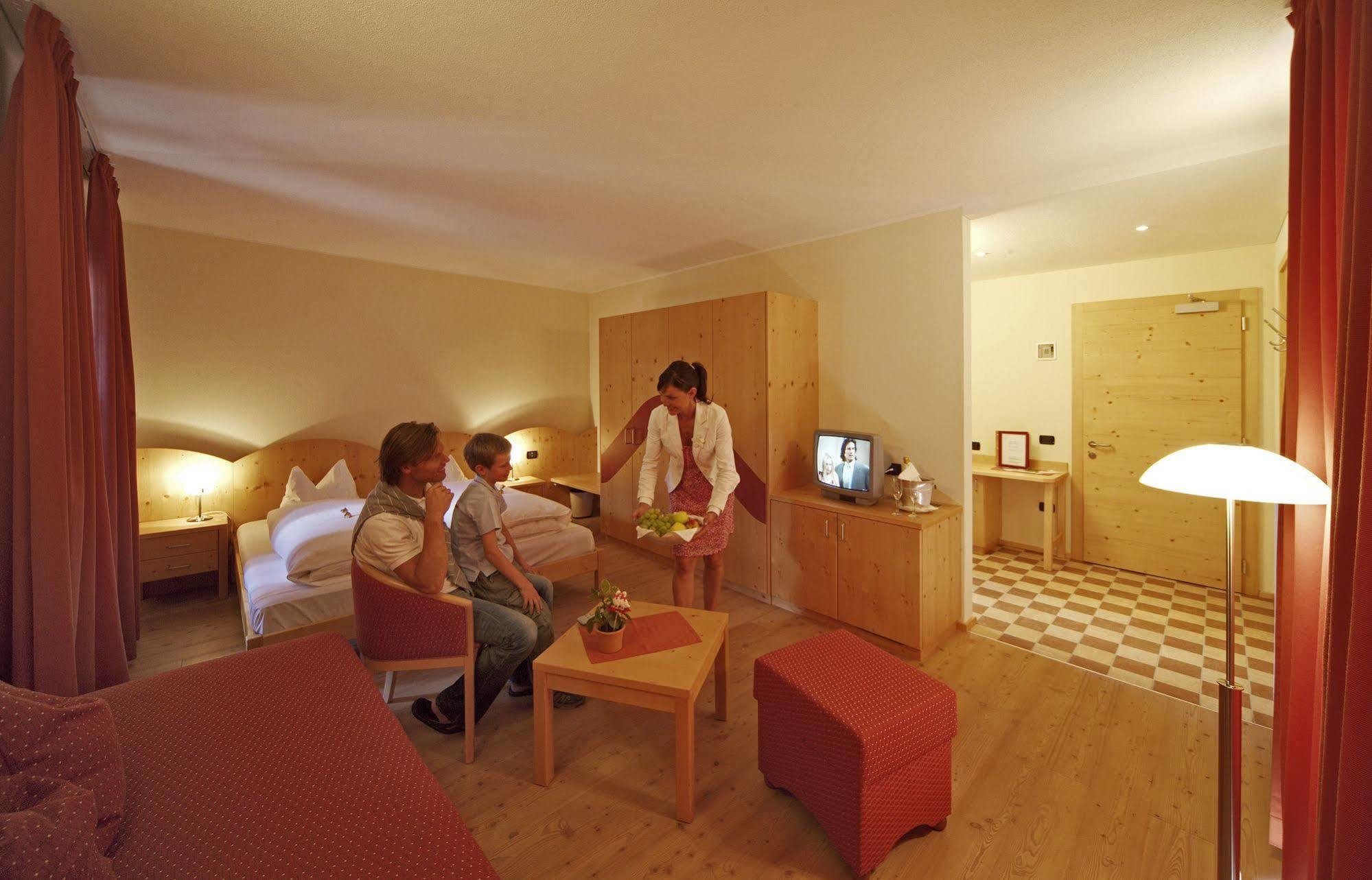 Hotel Dolomiten Weisberg-Taisten Buitenkant foto