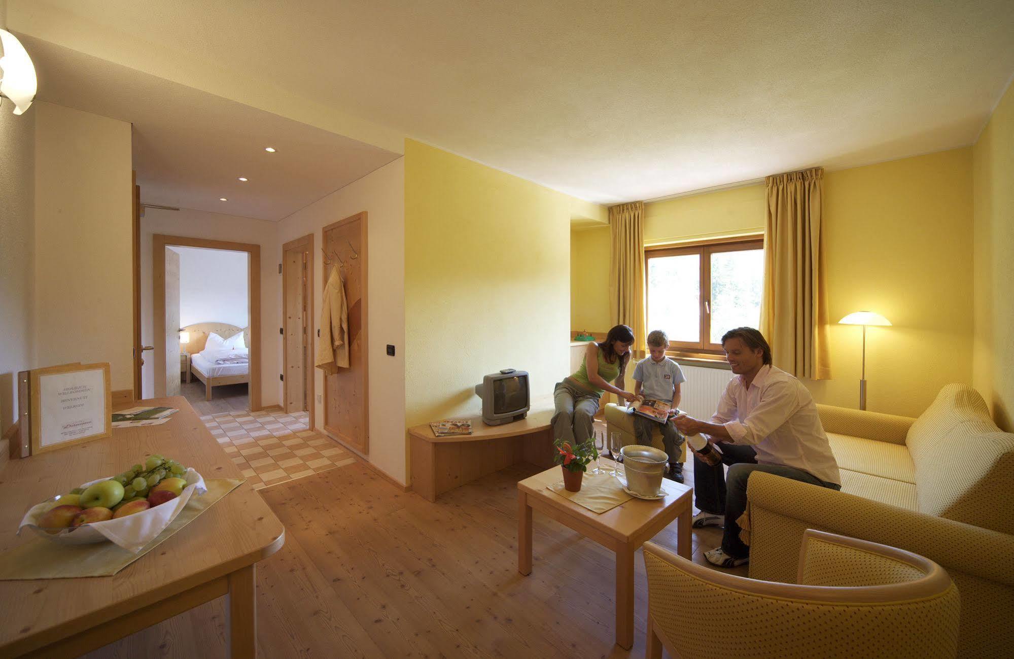 Hotel Dolomiten Weisberg-Taisten Buitenkant foto