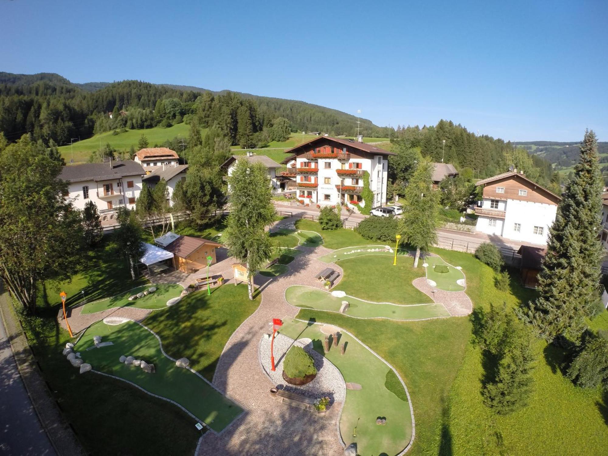 Hotel Dolomiten Weisberg-Taisten Buitenkant foto